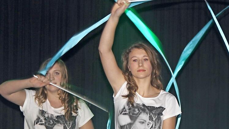 Gelungen war die "Bänderperformance" der Mädchen aus der 10e.