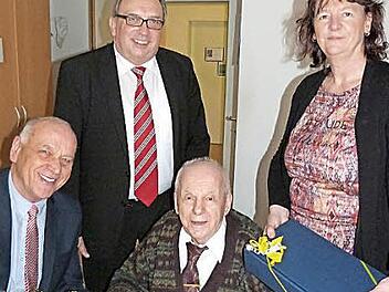 Peter Grosser (vorne, rechts) feierte 95. Geburtstag. Mit im Bild (von links) Bürgermeister Hermann Anselstetter, stellvertretender Landrat Dieter Schaar und Tochter Sabine Baum. Foto: Werner Reißaus