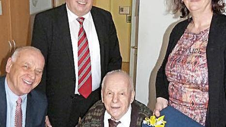 Peter Grosser (vorne, rechts) feierte 95. Geburtstag. Mit im Bild (von links) Bürgermeister Hermann Anselstetter, stellvertretender Landrat Dieter Schaar und Tochter Sabine Baum. Foto: Werner Reißaus