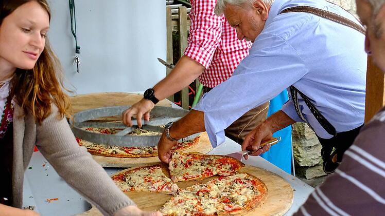 Schnell waren die Pizzen verteilt.  Fotos: Gerd Schaar