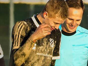 Markus Neder (links) mimte den Ma(ts)cho-Man des FC Strahlungen und hatte augenscheinlich Spaß daran. Genau wie Schiri Alexander Reimche. Foto: Anand Anders
