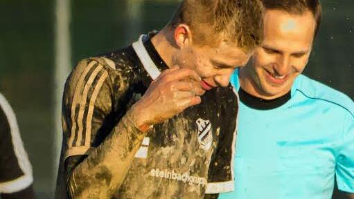 Markus Neder (links) mimte den Ma(ts)cho-Man des FC Strahlungen und hatte augenscheinlich Spaß daran. Genau wie Schiri Alexander Reimche. Foto: Anand Anders