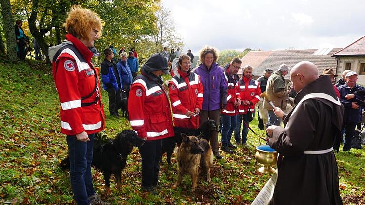 Die Rettungshundestaffel aus Rhön-Grabfeld war heuer mit ihren Schützlingen bei der Tiersegnung auch mit dabei. Foto: Marion Eckert