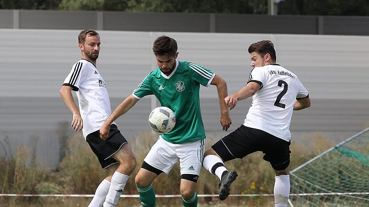 Bisher keine Niederlage in der Kreisliga Bamberg: Rattelsdorfs Spielertrainer Tommy Gr&uuml;nert (links) und Tobias Merkel (rechts) nehmen David Wicht vom SV Zapfendorf in die Zange. Foto: sportpress