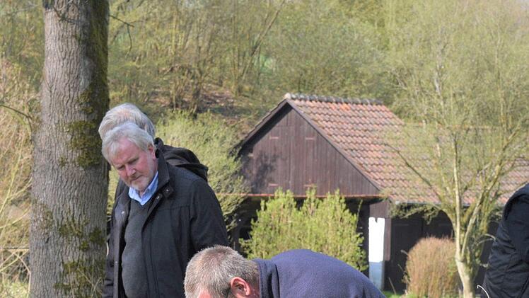 Jürgen Thein untersucht die Amphibien im Hambachgrund bei Creidlitz. Foto: Gabi Arnold