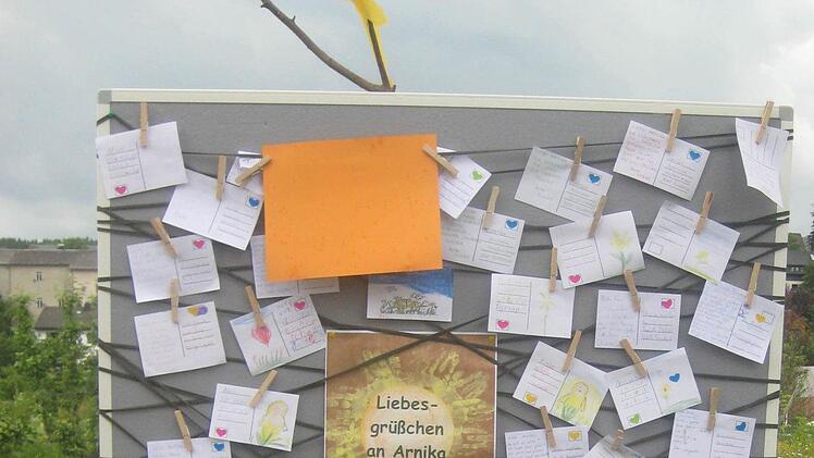 Auch die Grundschule Teuschnitz sandte liebe Gr&uuml;&szlig;e in Postkartenform.Paul Hader