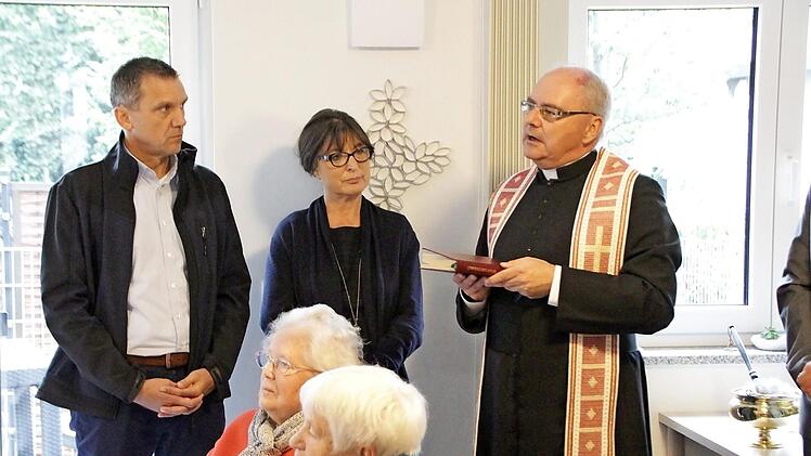 Ludwig Wahl, Adelheid Seifert und Kilian Kemmer (von links) bei der Segnung der neuen Räume in Röttenbach.  Fotos: Andreas Dorsch