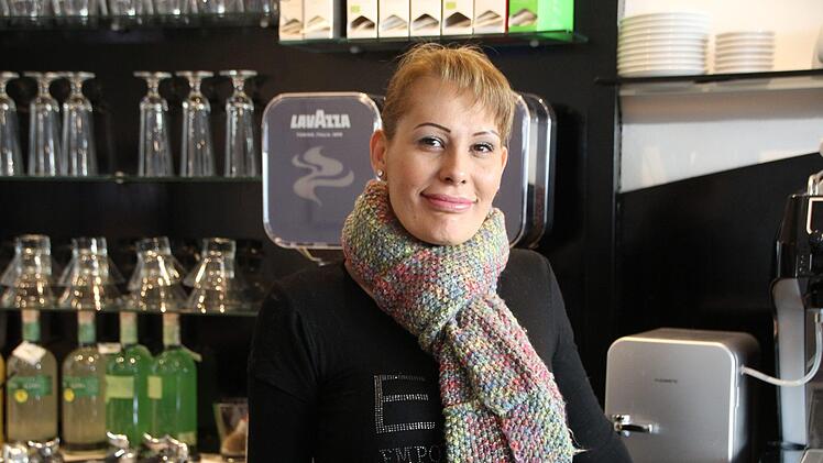 Zornitsa Sardamova,  Bedienung im Caf&eacute; "Zum Kaffeefleck". Foto: Ellen M&uuml;tzel