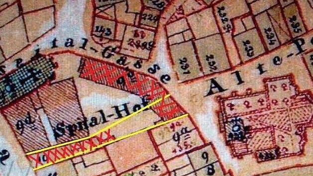 Historiker Franz-Josef Schäfer hat im Hammelburger Urplan die Änderungen nach dem Stadtbrand kenntlich gemacht: Mitten durch den früheren Spitalhof wurde die Josef-Schultheis-Straße gelegt, die die Bahnhofstraße links und den Viehmarkt rechts (ursprünglich mit einer Kirche bebaut) verbindet.