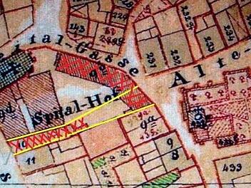 Historiker Franz-Josef Schäfer hat im Hammelburger Urplan die Änderungen nach dem Stadtbrand kenntlich gemacht: Mitten durch den früheren Spitalhof wurde die Josef-Schultheis-Straße gelegt, die die Bahnhofstraße links und den Viehmarkt rechts (ursprünglich mit einer Kirche bebaut) verbindet.