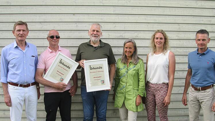 TV/DJK-Vorsitzender Willy Willeke (links) und Schatzmeisterin Susanne Möldner (Mitte) ernannten Gerald Bahmer und Bernhard Pfennig (von links, mit Urkunden) zu Ehrenmitgliedern. Georg Oel und Tabea Lang (von rechts) sind die neuen Vorstandsmitglieder.