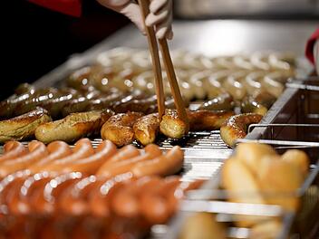 Oktoberfest-Ausraster: Wiesn-Besucher ist mit Bratwurst unzufrieden - und tickt aus