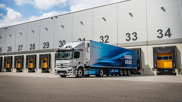 Ein Mercedes-Benz Sattelzug