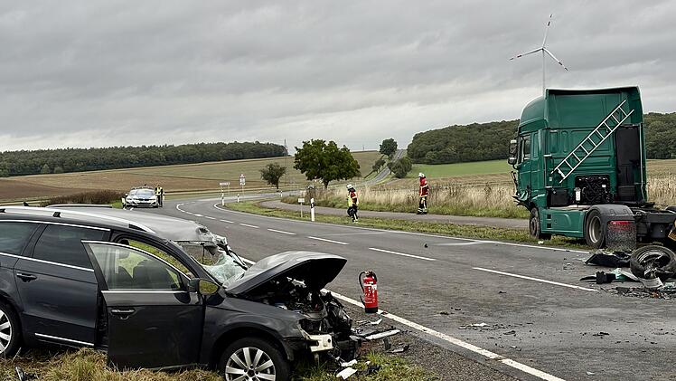 Frontalcrash mit Lastwagen: 22-jähriger Passat-Fahrer im Auto eingeklemmt - Reanimation an Ort und Stelle