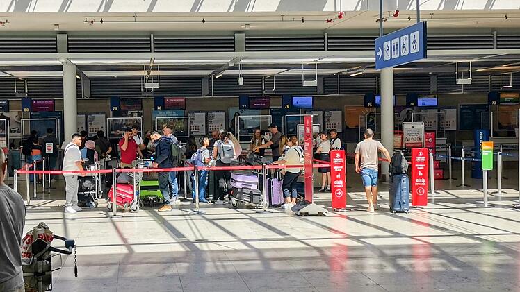Gep&auml;ckaufgabe am Flughafen N&uuml;rnberg