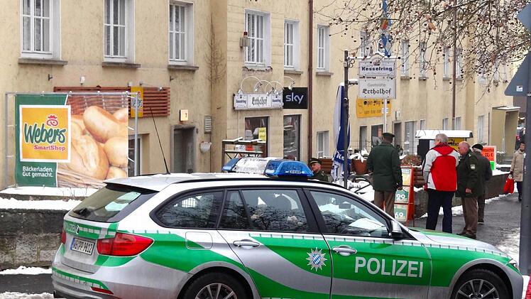 Zuerst suchte der Täter am Dienstag Mittag diese Bäckerei-Filiale in Würzburg heim.