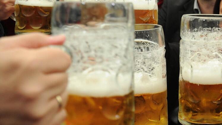 Auf dem Annafest muss künftig für jeden Krug eine Leihgebühr gezahlt werden. Foto: Tobias Hase/dpa