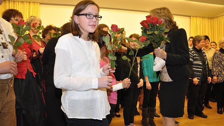 Eine Rose gab es zum Schluss für jeden Mitwirkenden.