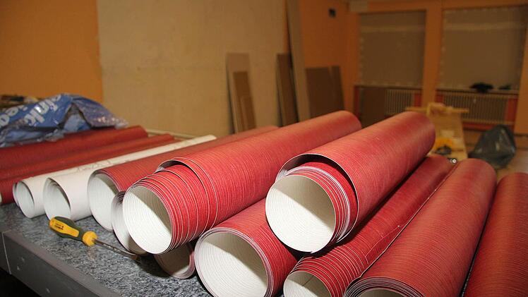 Auch die Tapeten warten noch darauf, verarbeitet zu werden.