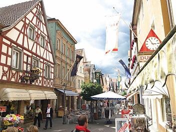 Welche Miete ist für das Firmengebäude in der Langgasse 17 (links) gerechtfertigt? Darüber streitet der Kulmbacher Metzgermeister Thomas Weiß mit seinem Vermieter vor Gericht. Foto: Archiv