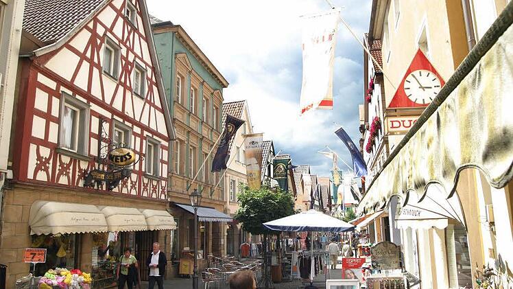 Welche Miete ist für das Firmengebäude in der Langgasse 17 (links) gerechtfertigt? Darüber streitet der Kulmbacher Metzgermeister Thomas Weiß mit seinem Vermieter vor Gericht. Foto: Archiv