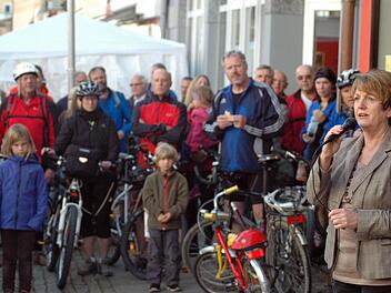 Bad Brückenaus Bürgermeisterin Brigitte Meyerdierks unterstützt die Radfahrer bei ihrem Anliegen, einen durchgehenden Tourismusweg durch das Sinntal zu fordern. Die Radsportler sprechen sich dafür aus, die verwaiste Bahntrasse für einen Rad- und Freizeitweg zu nutzen. Foto: Sebastian Schmitt-Mathea