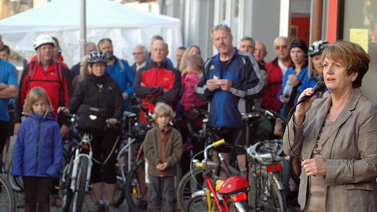 Bad Brückenaus Bürgermeisterin Brigitte Meyerdierks unterstützt die Radfahrer bei ihrem Anliegen, einen durchgehenden Tourismusweg durch das Sinntal zu fordern. Die Radsportler sprechen sich dafür aus, die verwaiste Bahntrasse für einen Rad- und Freizeitweg zu nutzen. Foto: Sebastian Schmitt-Mathea