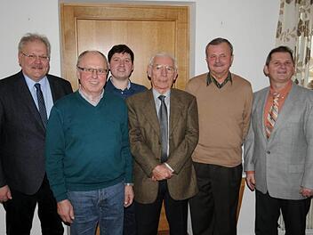 Bürgermeister Claus Bittenbrünn (links) ehrte für besonders viele unentgeltlich aufgebrachte Stunden (von links): Walter Schneider, Michael Klug, Peter Haustein und Gerd Kost. Rechts Burgvogt Eddi Klug Foto: Snater