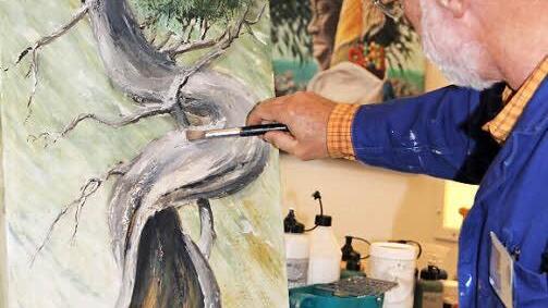 Klaus Klein arbeitet an seinem jüngsten Werk. Es zeigt einen - übrigens weiblichen - Wacholderbaum. Foto: Katharina Müller-Sanke