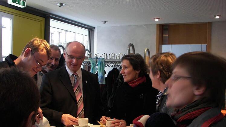 Frühstückstreff mit Pfarrer Hetzel im Foyer des Pfarrzentrums Foto: Manfred Welker
