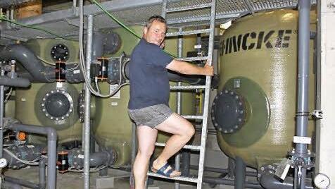 Otwin Schramm an den Wasserfiltern im Herzstück des "Merania"-Bades, dem Technik-Bereich
