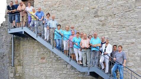 Zahlreiche Mitglieder der "Freunde des Oberen Tores e. V." sowie der Altstadtverein Münnerstadt waren bei der Überreichung des Mürschter Nagels mit dabei. Foto: Björn Hein