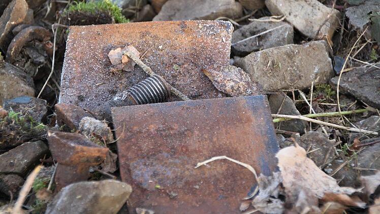 Die Schrauben sind gelöst und liegen überall auf der Erde. Foto: Ulrike Müller