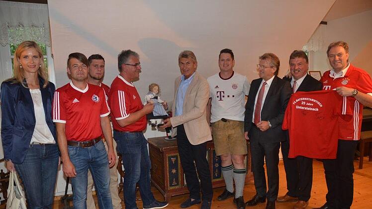 In der Heimatstube des Volkstrachtenvereins Zechgemeinschaft Neukenroth zeigte Ehrenmitglied Joachim Beez Unikate und Schätze der Heimatstube. Von links Lebensgefährtin von Klaus Augenthaler, Uwe Cichy (2. Vorsitzender FC Neukenroth), Michael Fröba (1. Vorsitzender FC Neukenroth), Joachim Beez, Klaus Augenthaler, Frank Müller (Vorsitzender Oberfranken Vereinigung), Bürgermeister Rainer Detsch, Landrat Klaus Löffler, Landrat Klaus Peter Söllner. Foto: K. H. Hofmann