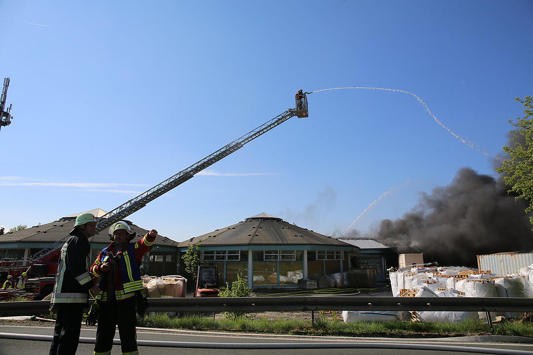Firmengebäude in Oberfranken geht in Flammen auf