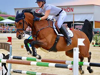 Eva-Maria Müller von der Reitsportsportgemeinschaft Detter-Weißenbach ist auch heuer wieder mit von der Partie beim großen Turnier auf dem Reiterhof Rhön. Foto: Sebastian Schmitt