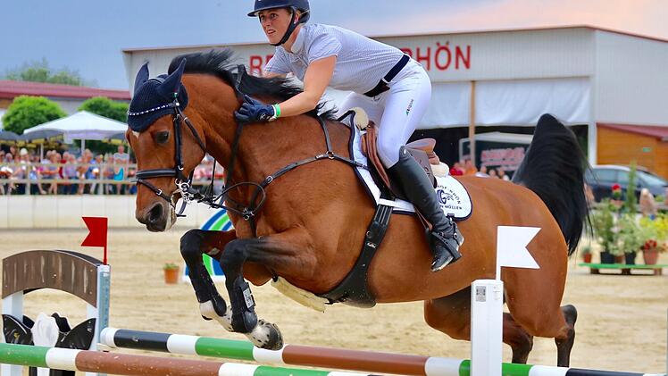 Eva-Maria Müller von der Reitsportsportgemeinschaft Detter-Weißenbach ist auch heuer wieder mit von der Partie beim großen Turnier auf dem Reiterhof Rhön. Foto: Sebastian Schmitt