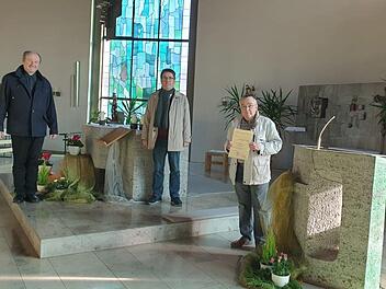 Pfarrer Paul Kowol und Bernhard Hopf vom Liturgiereferat des Bischöflichen Ordinariats freuen sich über die Unterstützung in der Gemeinde durch den neu ernannten Gottesdienstbeauftragten Sturmius Schneider.  Foto: Elisabeth Assmann