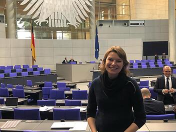 Vor Beginn der konstituierenden Sitzung schnell ein Foto im Plenarsaal: Emmi Zeulner beginnt ihre dritte Amtszeit als Bundestagsabgeordnete des Wahlkreises Kulmbach.