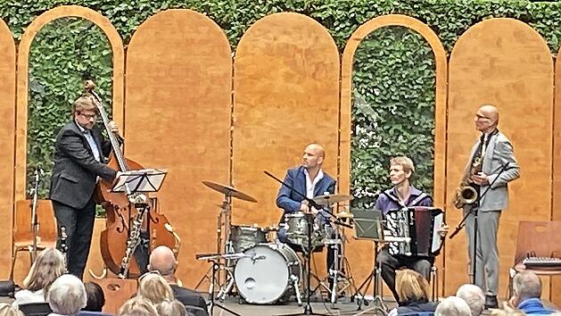 Die Musiker begeisterten mit ihrer perfekten Virtuosit&auml;t das Publikum im Schlosspark Unterleinleiter.