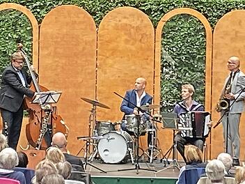 Die Musiker begeisterten mit ihrer perfekten Virtuosität das Publikum im Schlosspark Unterleinleiter.