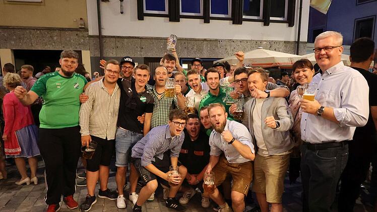 Auch au&szlig;erhalb des Stadels war die Stimmung bestens. Foto: Romy Denk