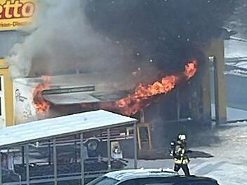 Bäckerei-Wagen in Lichtenfels brennt komplett aus - Gasflasche droht zu explodieren
