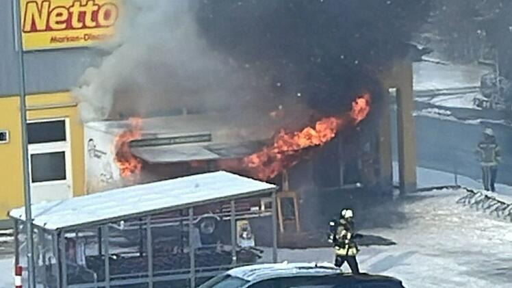 Bäckerei-Wagen in Lichtenfels brennt komplett aus - Gasflasche droht zu explodieren
