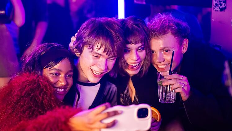 Ein seltener Moment des Gl&uuml;cks, ohne Gedanken an ihre Krankheiten: Charlie (Greta Kr&auml;mer, links), Yannik (Yoran Leicher, zweiter von links), Nora (Mariama Jobe) und Philipp (Jona Levin Nicolai).