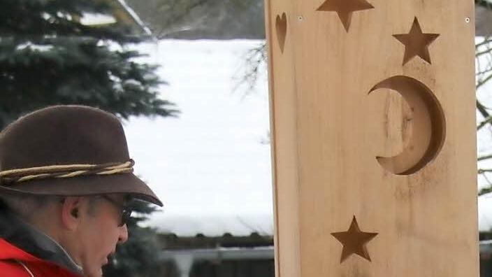 Kurt Müller vor seinem Obejekt sonne, Mond und Sterne.