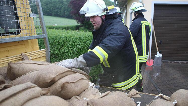 Bereits am Sonntag musste die Feuerwehr ausrücken. Hier in Schammelsdorf drohten Häuser vom aufgestauten Regenwasser überschwemmt zu werden. Foto: News5 / Herse