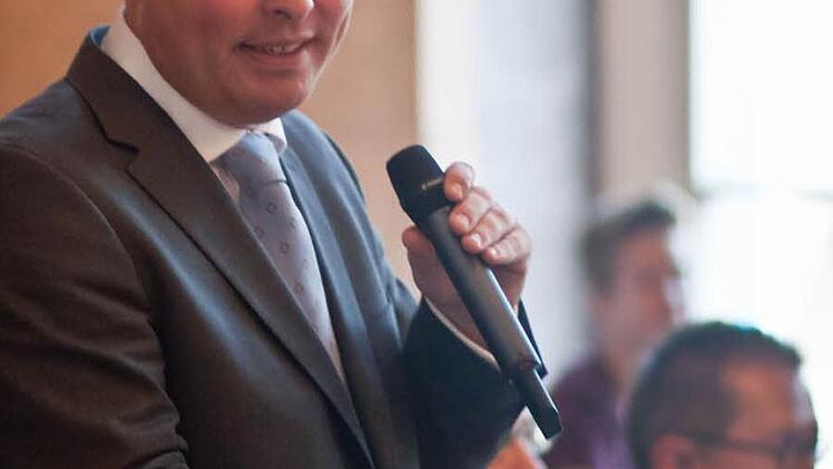 Talent als Auktionatpor bewies Stefan Hagelauer, Leiter des Besucherservice am Landestheater.Foto: Jochen Berger