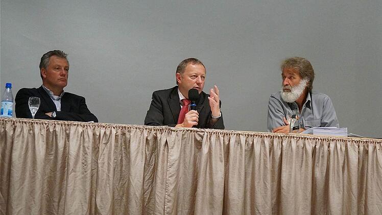 Jugendamtsleiter Siegbert Goll (v.l.), Landrat Thomas Bold, Kreisjugendleiter Karl Englert standen für die Fragen aus dem Saal bereit.