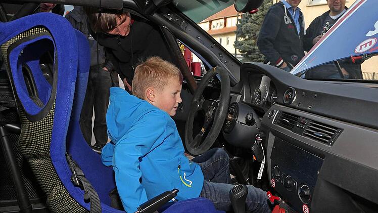 Früh übt sich, was ein richtiger Rennfahrer werden will. Der kleine Nils ließ schon mal den Motor aufheulen.